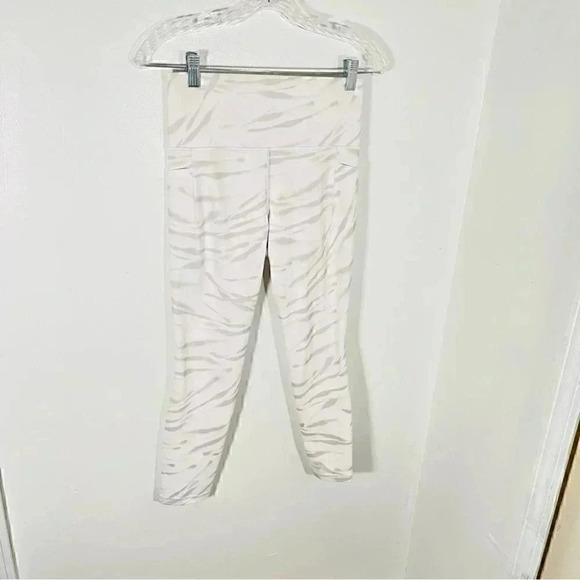 Athleta Salutation Stash Pocket II Zebra 7/8 Tight Leggings Activewear - Picture 5 of 6